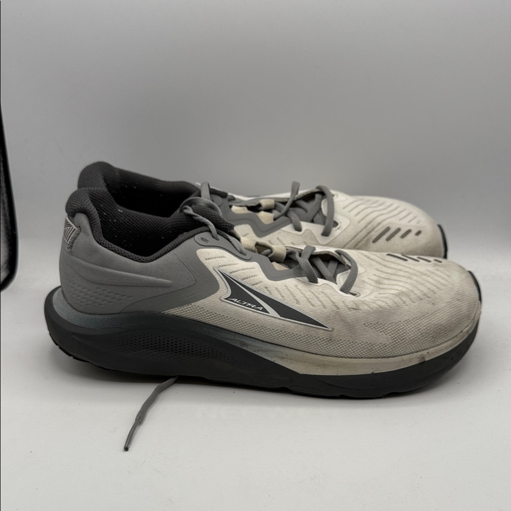 Altra Paradigm 8 men’s 11 Gray and Black No Insoles. S9